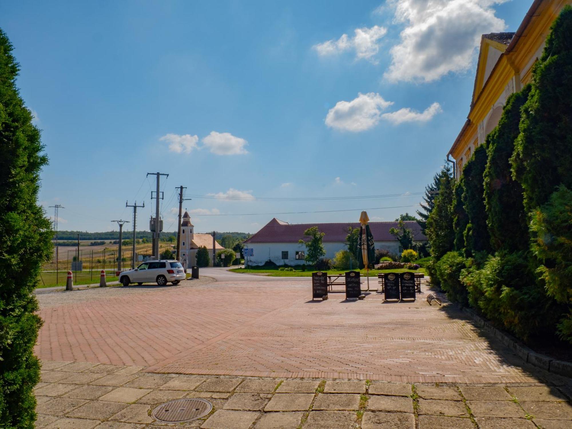 Hotel Club Vranovska Ves Luaran gambar